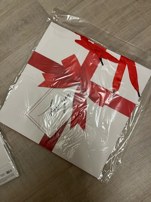 Фотография покупателя товара Пакет подарочный ламинированный квадратный, упаковка, For You, 30 х 30 х 12 см - Фото 2