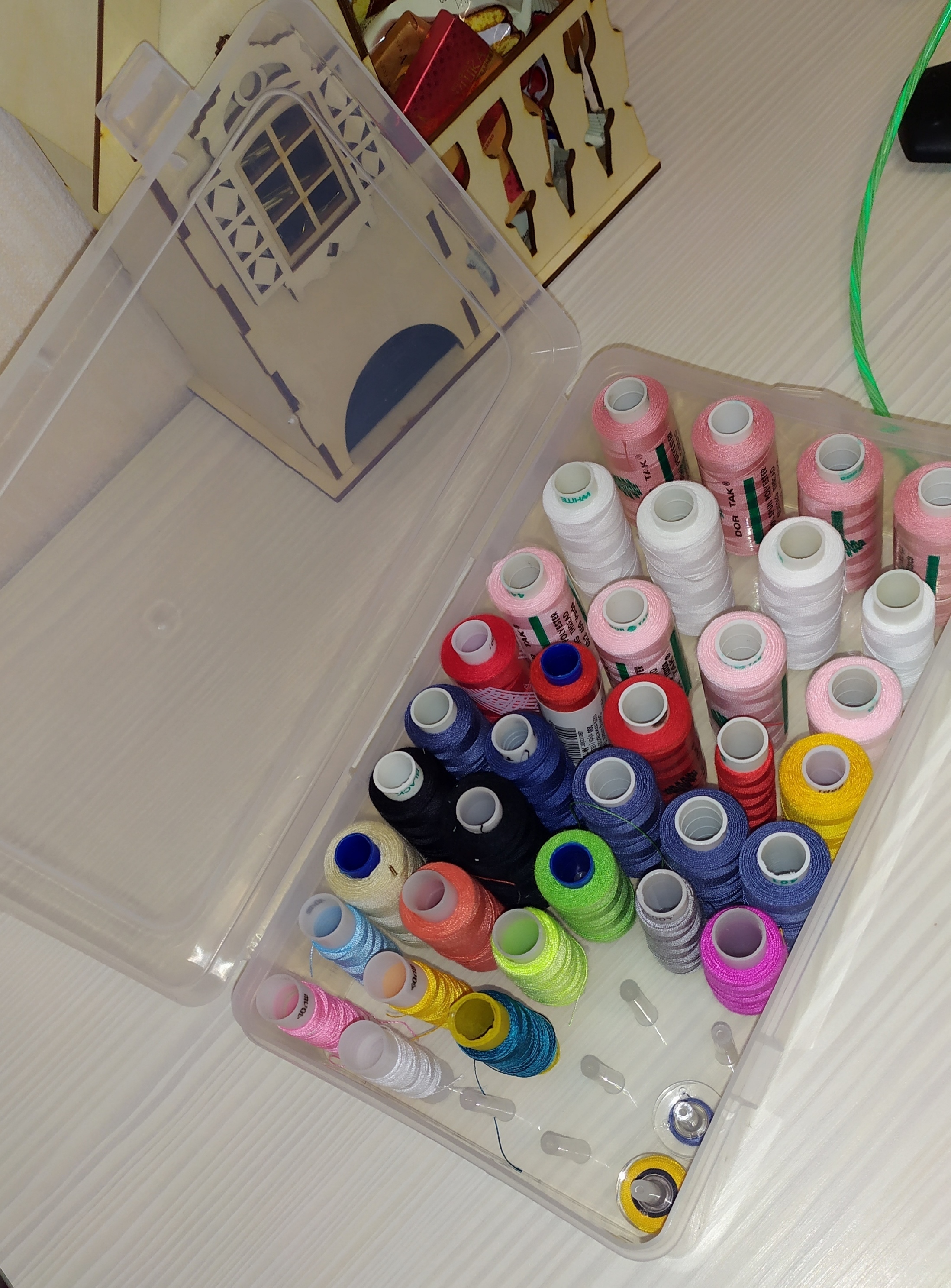 Фотография покупателя товара Бокс пластиковый для хранения, 42 отделения для ниток, 23,5×13,5×6,5 см, цвет МИКС