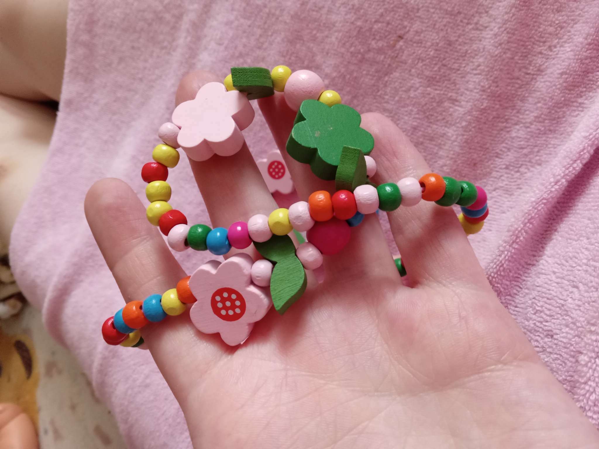Фотография покупателя товара Набор детский «Выбражулька» 2 предмета: бусы, браслет, цветочное настроение, цвет МИКС