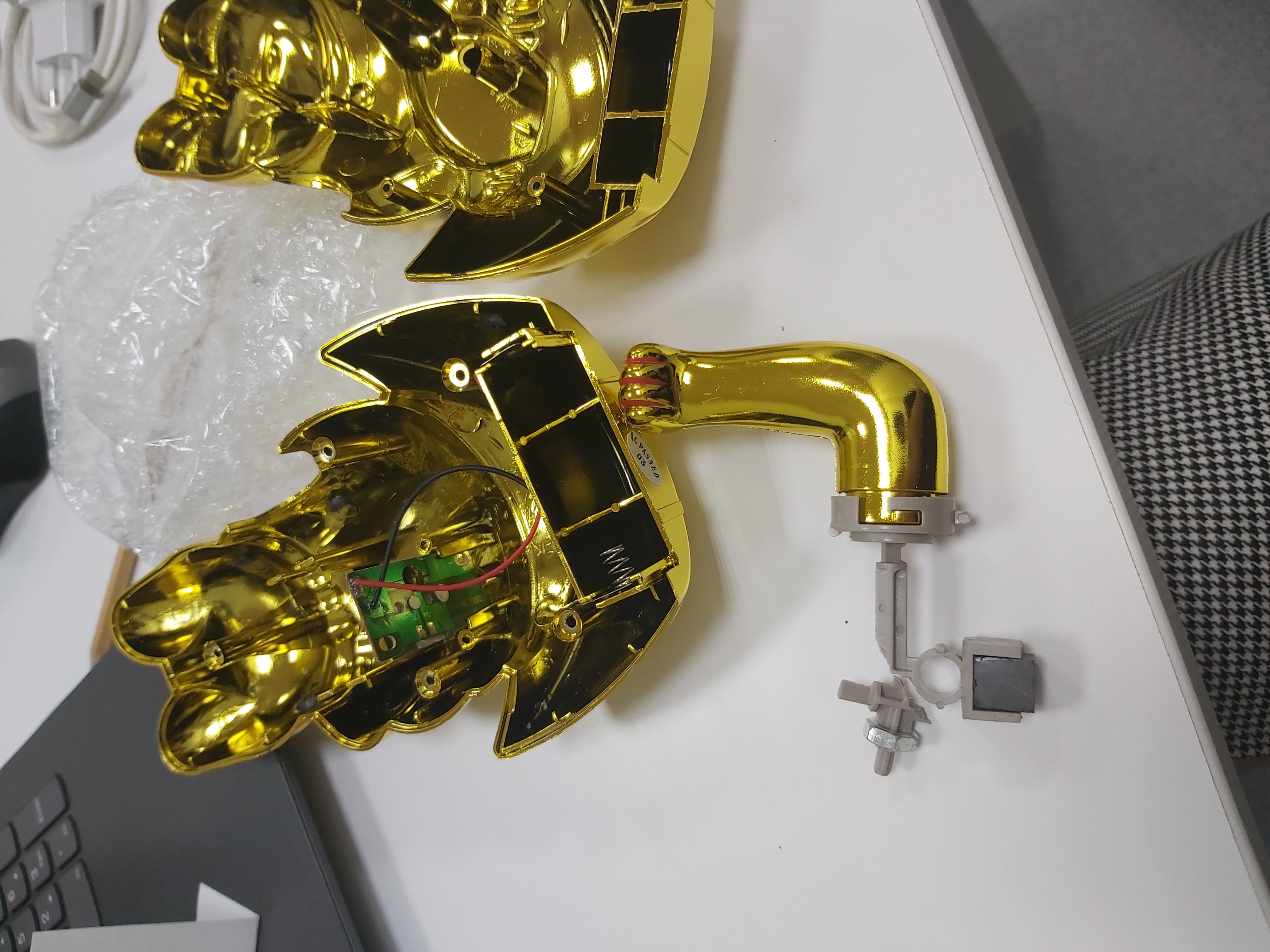 Фотография покупателя товара Сувенир кот пластик "Манэки-нэко на слитке" h=17 см, золото - Фото 1