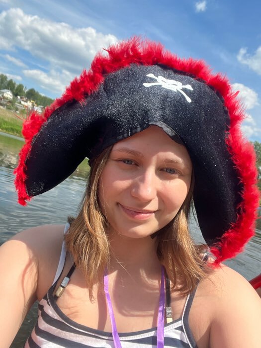 Фотография покупателя товара Карнавальная шляпа «Пиратка», с красным пухом, р. 56-58 - Фото 1