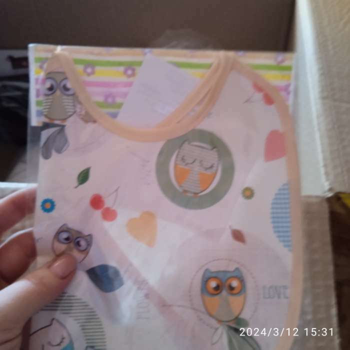 Фотография покупателя товара Нагрудник из нетканого полотна с ПВХ покрытием «Яблоки», красный, голубой, р-р. 20×22 см - Фото 2