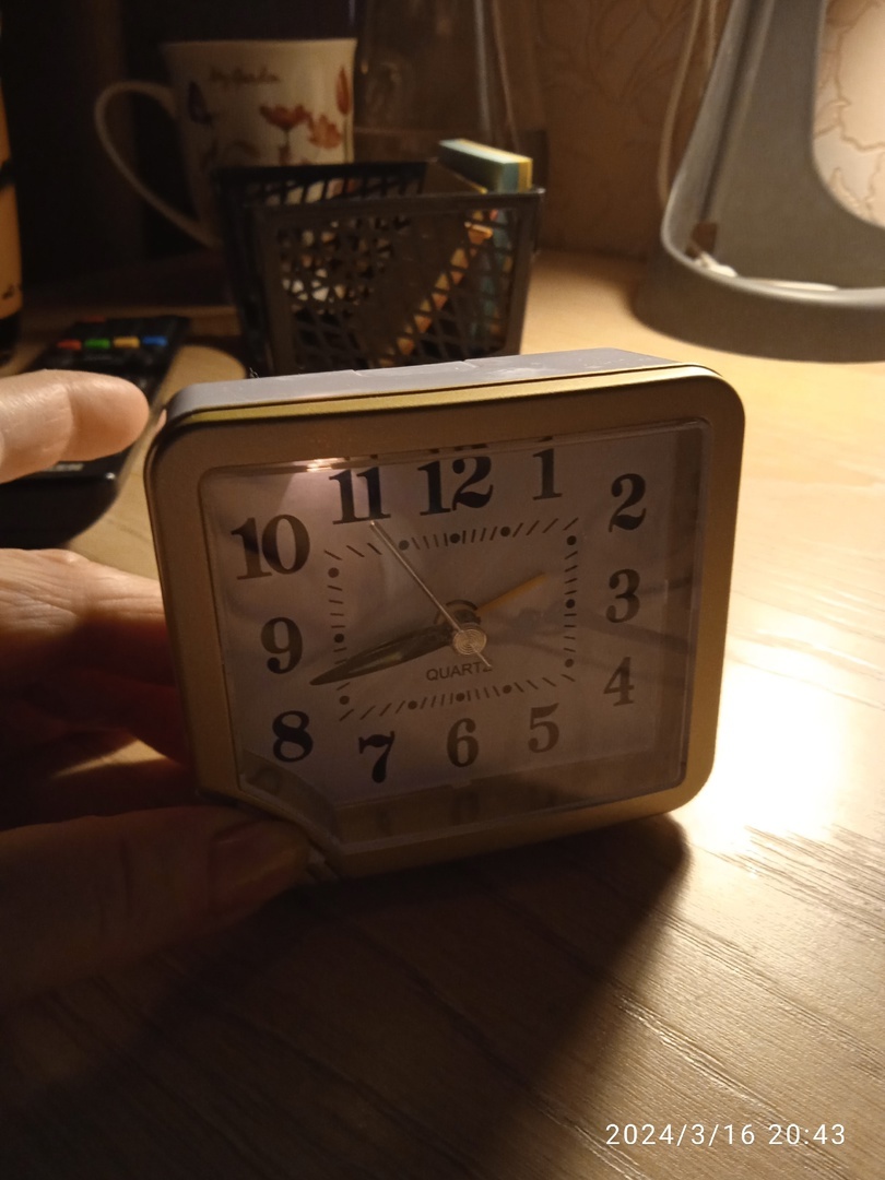 Фотография покупателя товара Часы - будильник настольные "Классика" с подсветкой, дискретный ход, 8.5 х 7.5 см, АА - Фото 3