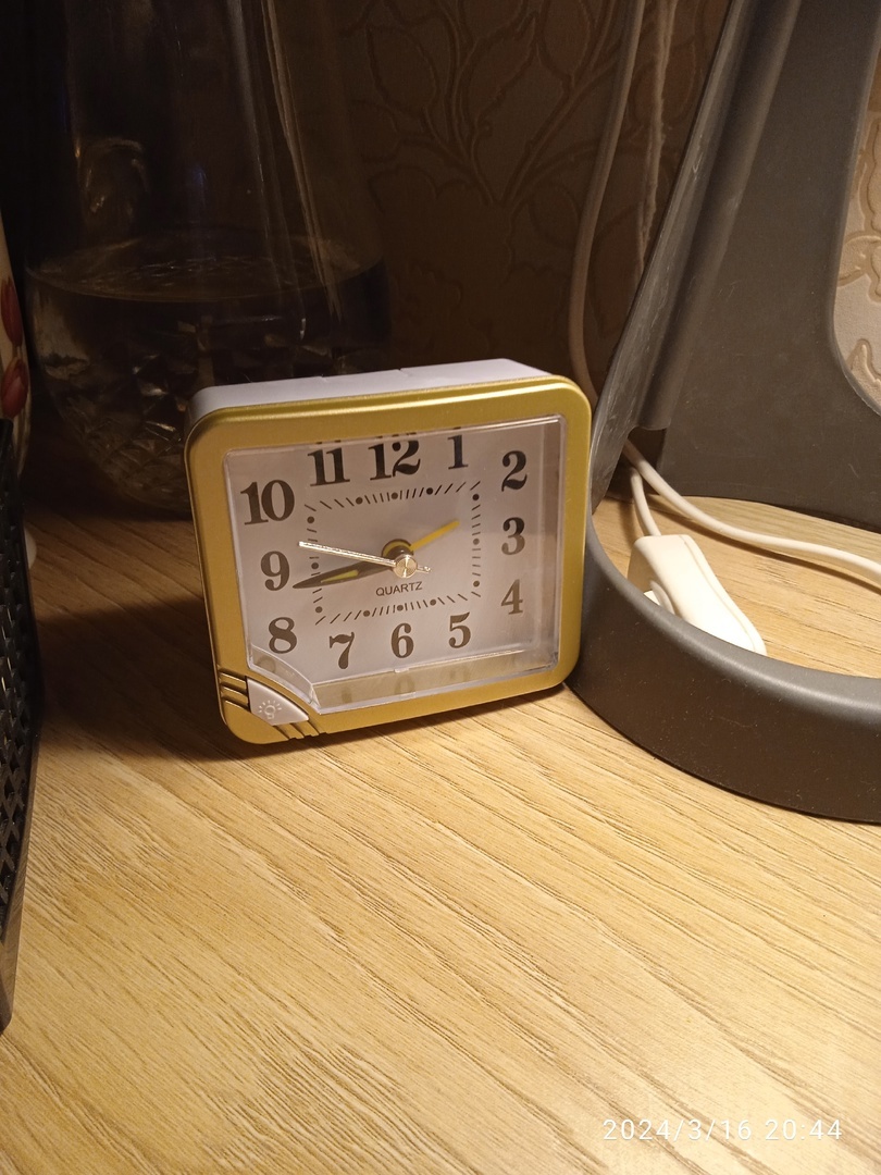 Фотография покупателя товара Часы - будильник настольные "Классика" с подсветкой, дискретный ход, 8.5 х 7.5 см, АА