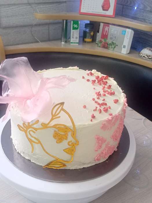 Фотография покупателя товара Украшение для торта «Девушка с цветами», цвет золото - Фото 3