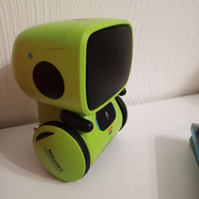Фотография покупателя товара Робот интерактивный «Милый робот», световые и звуковые эффекты, русская озвучка, цвет жёлтый - Фото 3
