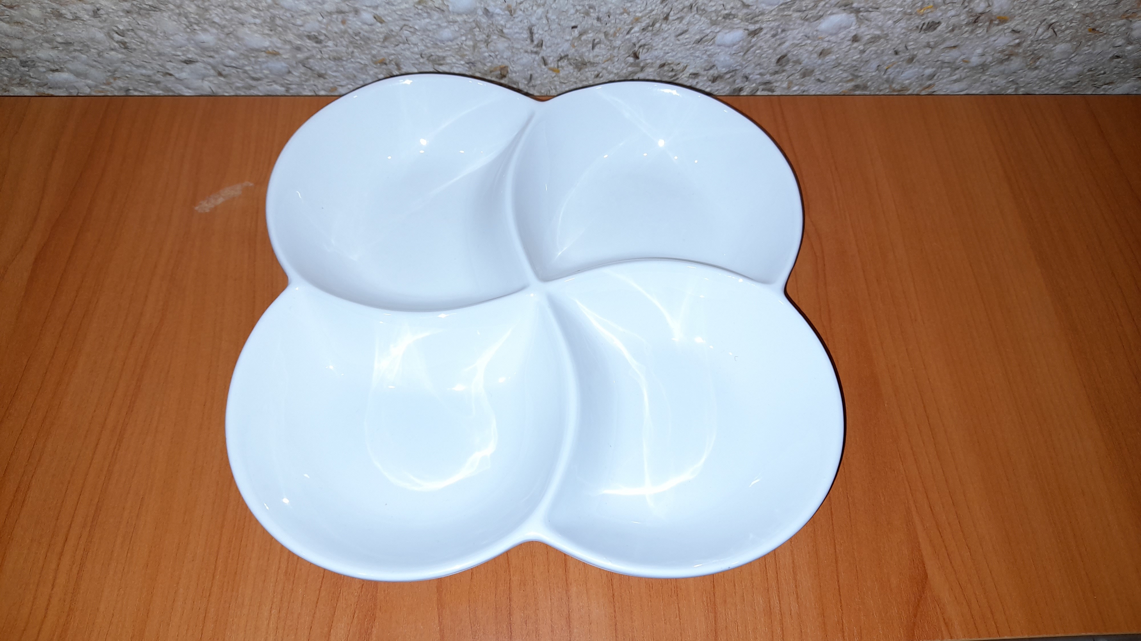 Фотография покупателя товара Менажница фарфоровая 4 ячейки Wilmax, 22×22 см, цвет белый
