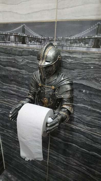 Фотография покупателя товара Держатель для туалетной бумаги "Рыцарь" 18х22х32см - Фото 2
