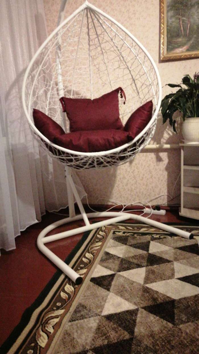 Фотография покупателя товара Подвесное кресло SEVILLA белое, бордовая подушка, стойка