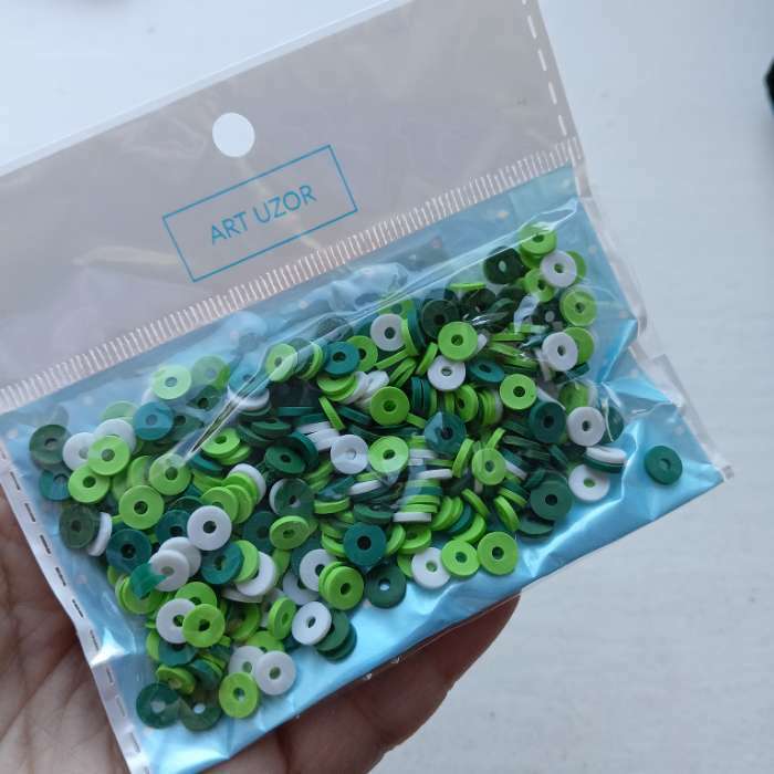 Фотография покупателя товара Бусины для творчества PVC "Колечки зелёные" набор ≈ 330 шт 0,1х0,6х0,6 см - Фото 1