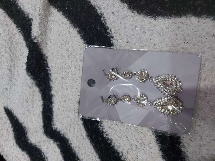 Фотография покупателя товара Серьги висячие со стразами «Вечерние» мадам, цвет изумрудный в чёрном металле, 7 см - Фото 4