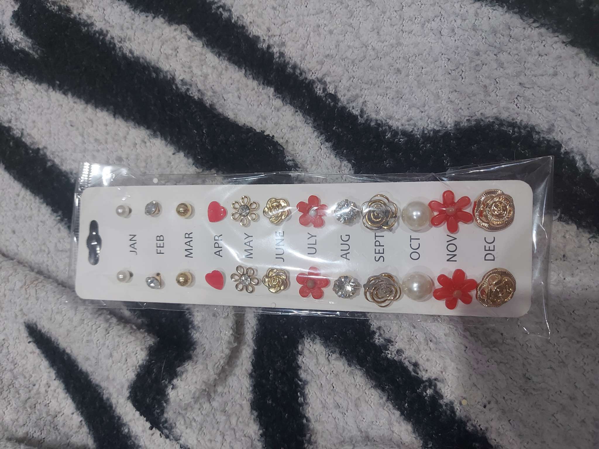 Фотография покупателя товара Серьги пусеты One year, 12 пар, цветочное ассорти, бело-розовые в золоте - Фото 2