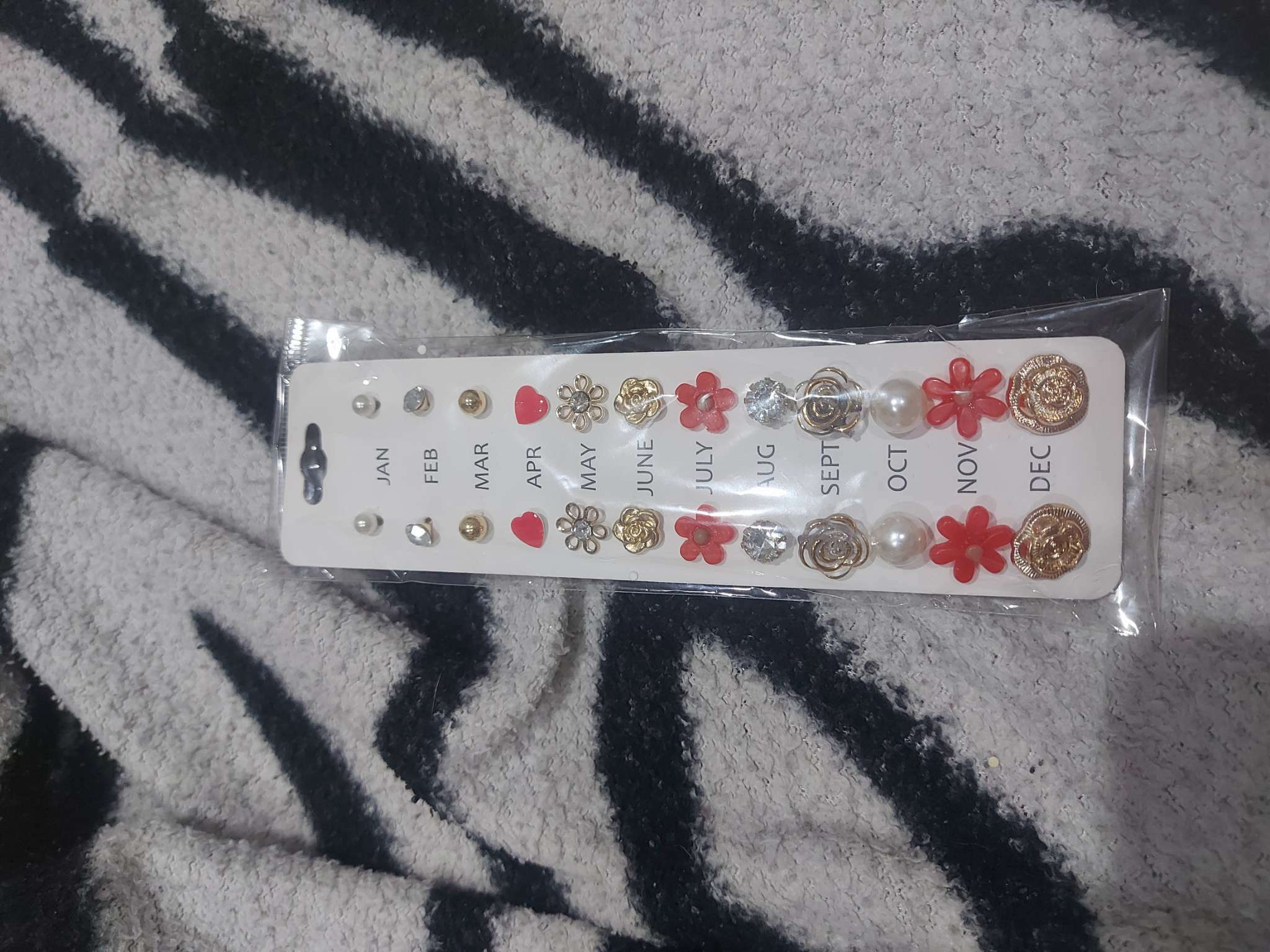 Фотография покупателя товара Серьги пусеты One year, 12 пар, цветочное ассорти, бело-розовые в золоте - Фото 1