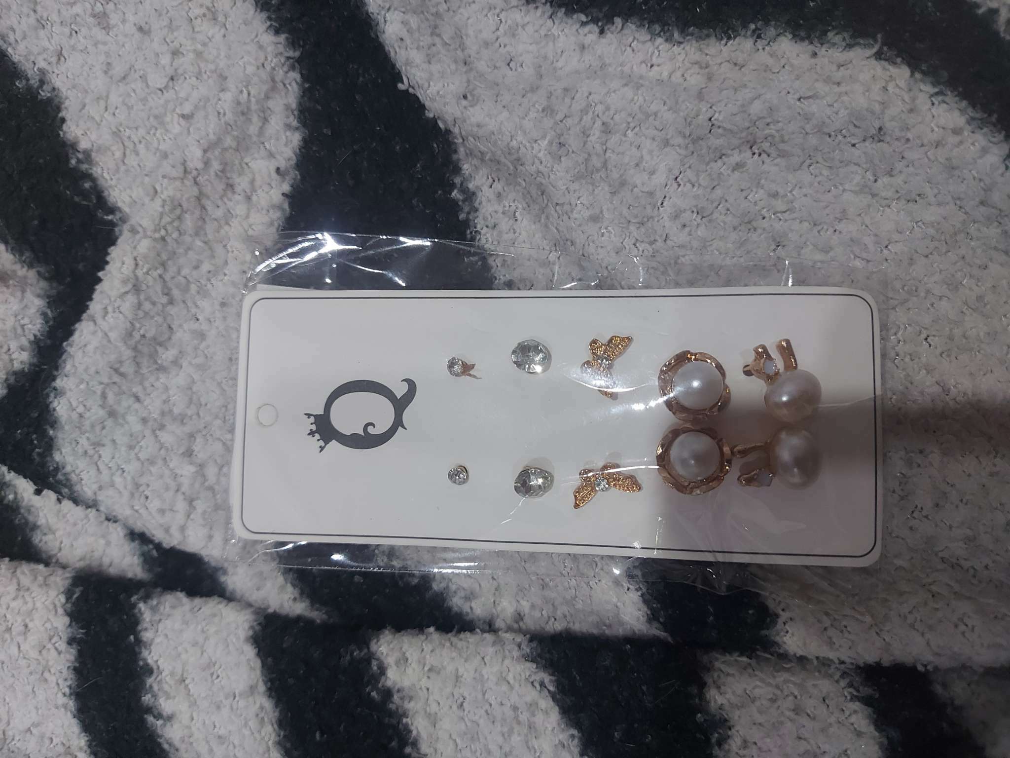 Фотография покупателя товара Серьги пусеты QF «Ассорти», 5 пар, зайчик, цвет белый в золоте - Фото 1