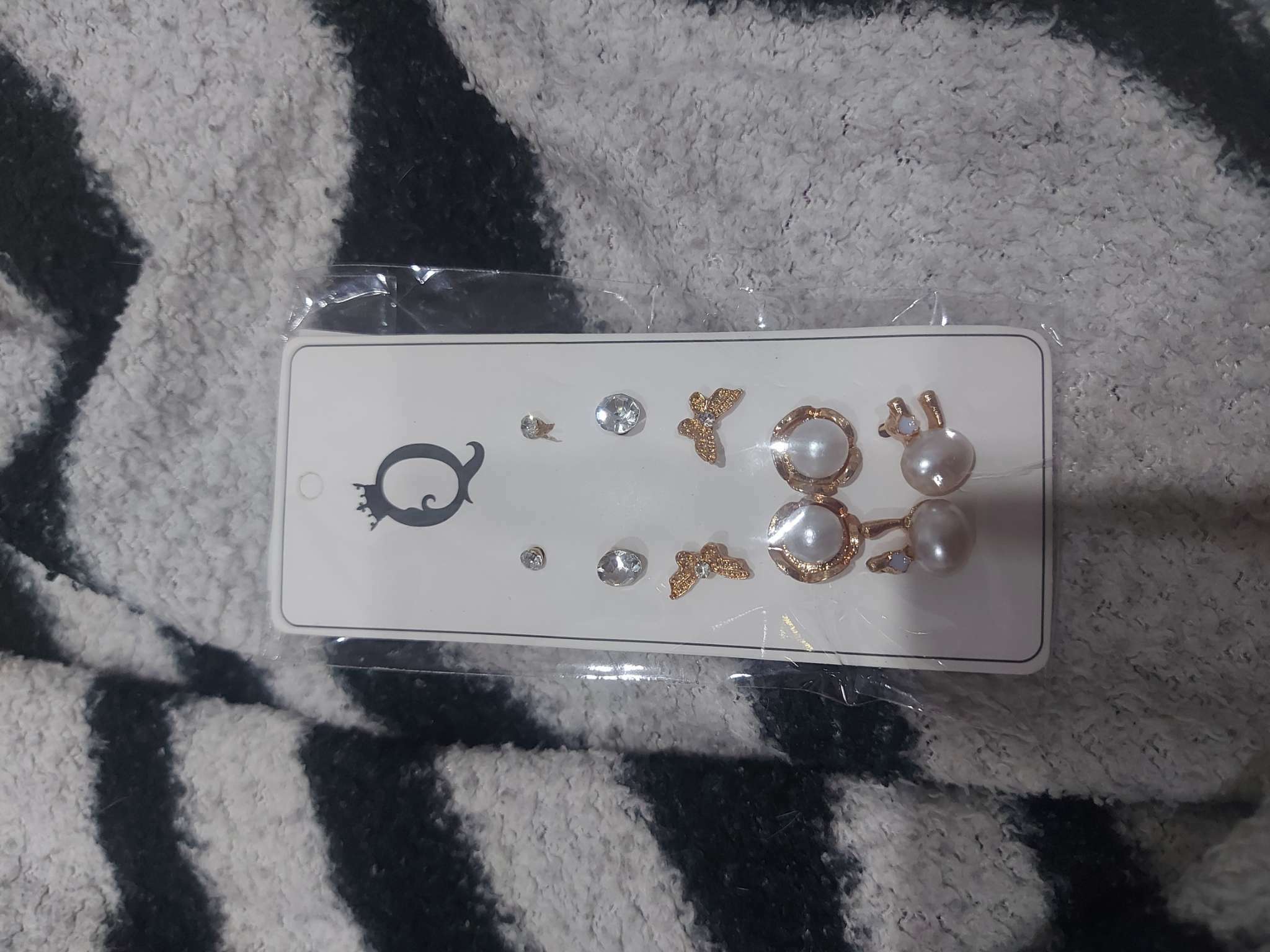 Фотография покупателя товара Серьги пусеты QF «Ассорти», 5 пар, зайчик, цвет белый в золоте - Фото 2