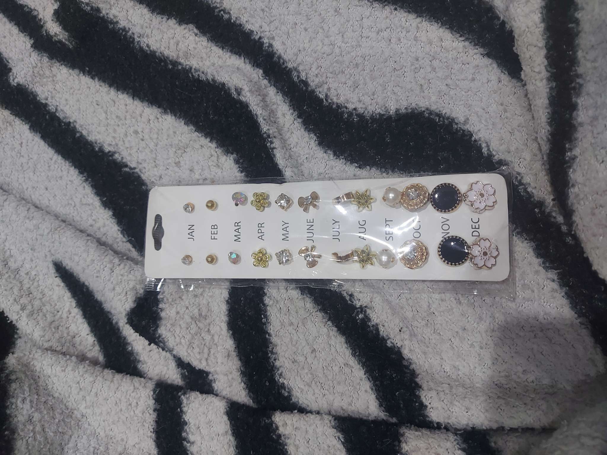 Фотография покупателя товара Серьги пусеты One year, 12 пар, весеннее ассорти, цвет бело-чёрный в золоте - Фото 1