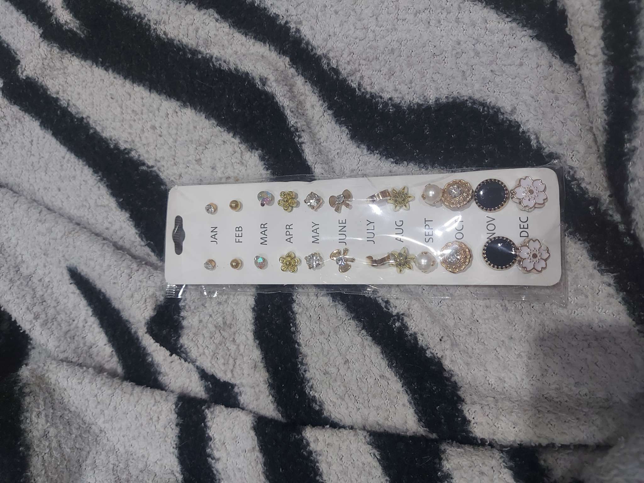 Фотография покупателя товара Серьги пусеты One year, 12 пар, весеннее ассорти, цвет бело-чёрный в золоте - Фото 2