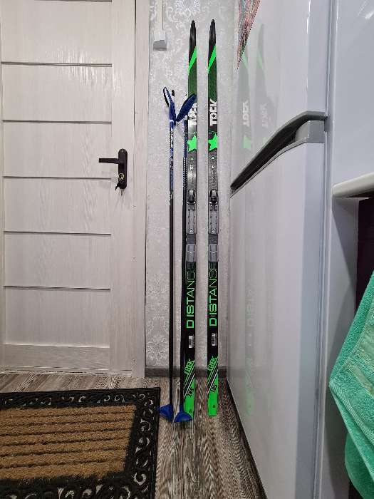 Фотография покупателя товара Комплект лыжный: пластиковые лыжи 185 см с насечкой, стеклопластиковые палки 145 см, крепления NNN, цвета МИКС