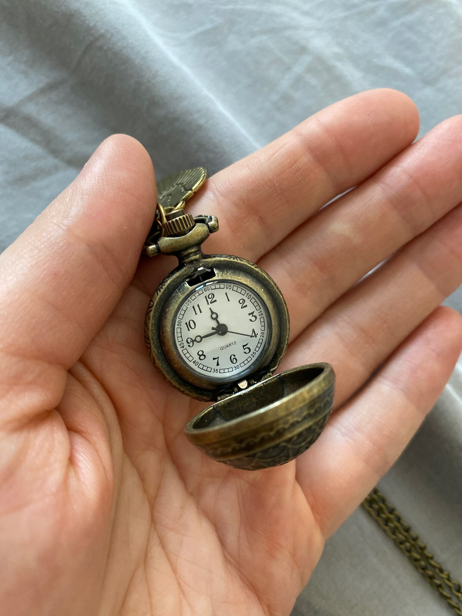 Фотография покупателя товара Часы карманные "Снитч", кварцевые, d циферблата-2.7 см, золото - Фото 2