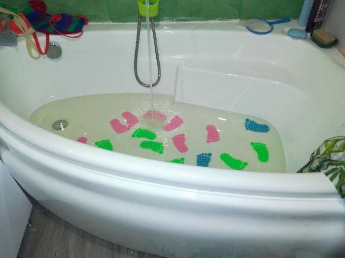 Фотография покупателя товара Мини-коврик для ванны «Нога», 7,5×12 см, цвет МИКС - Фото 2