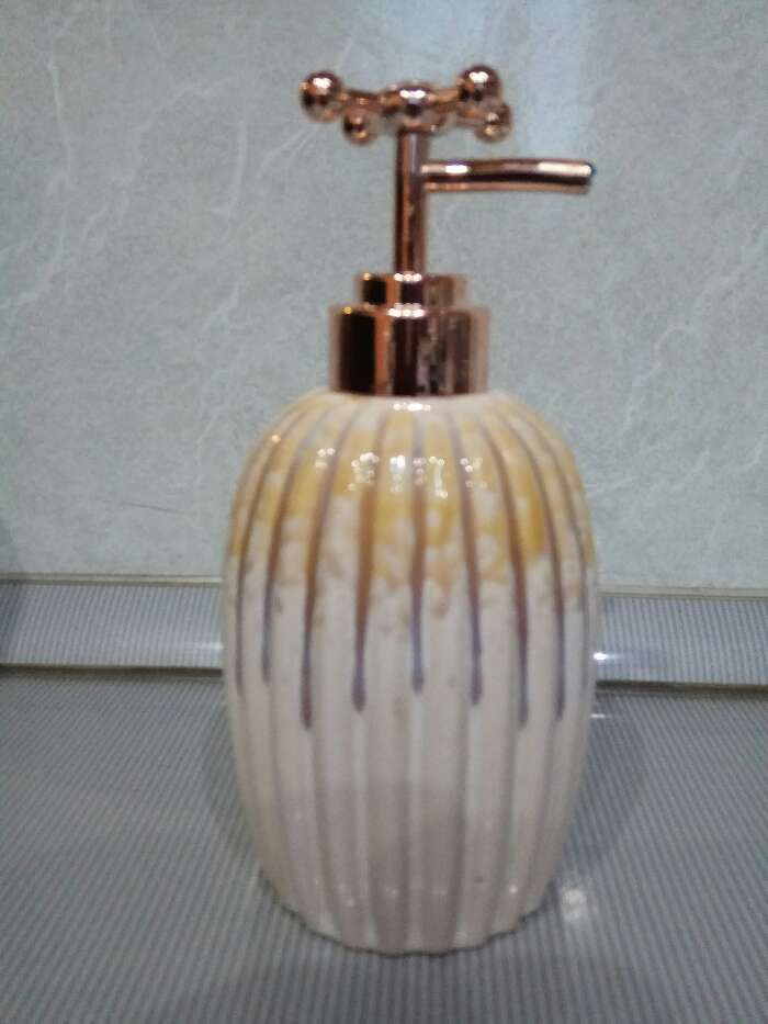 Фотография покупателя товара Дозатор для жидкого мыла Доляна «Карма», 400 мл, цвет перламутр - Фото 2