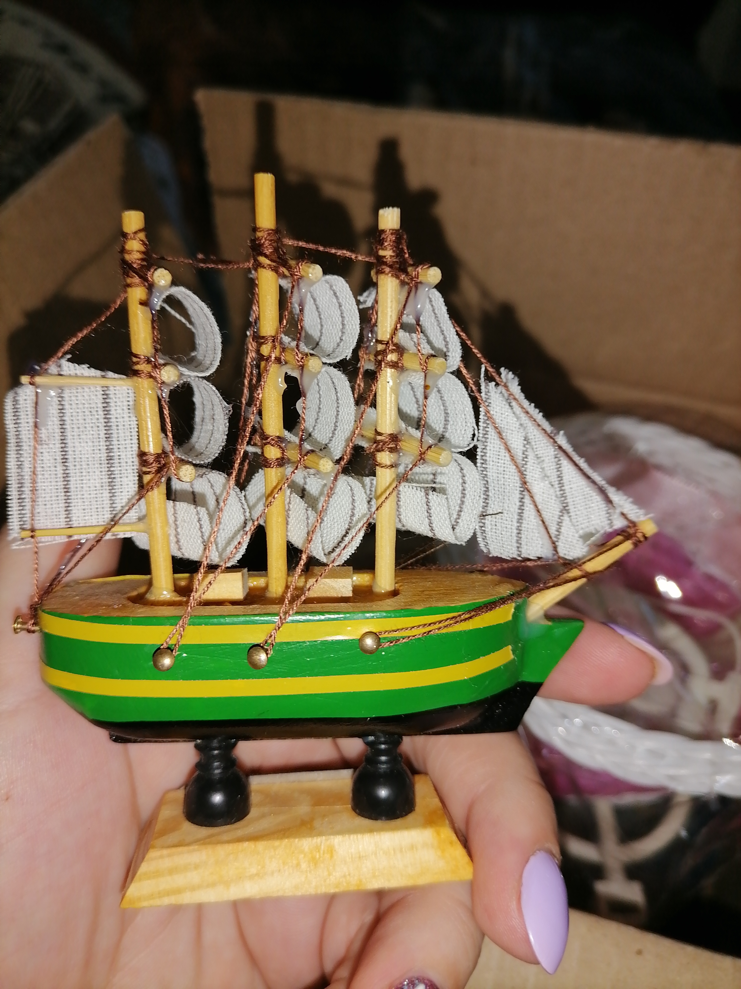 Фотография покупателя товара Корабль сувенирный малый «Аркхем», борта зелёные с жёлтой полосой, паруса белые, 3×10×10 см - Фото 3