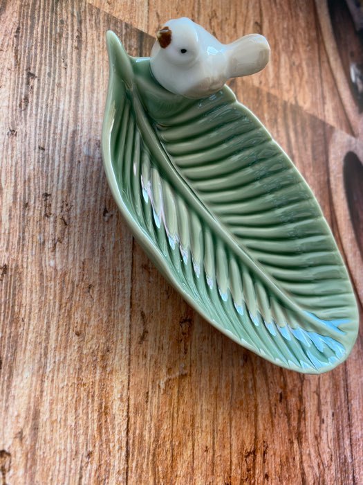 Фотография покупателя товара Блюдо керамическое сервировочное «Птичка на листочке», 15,5×8,5 см, цвет зелёный - Фото 2
