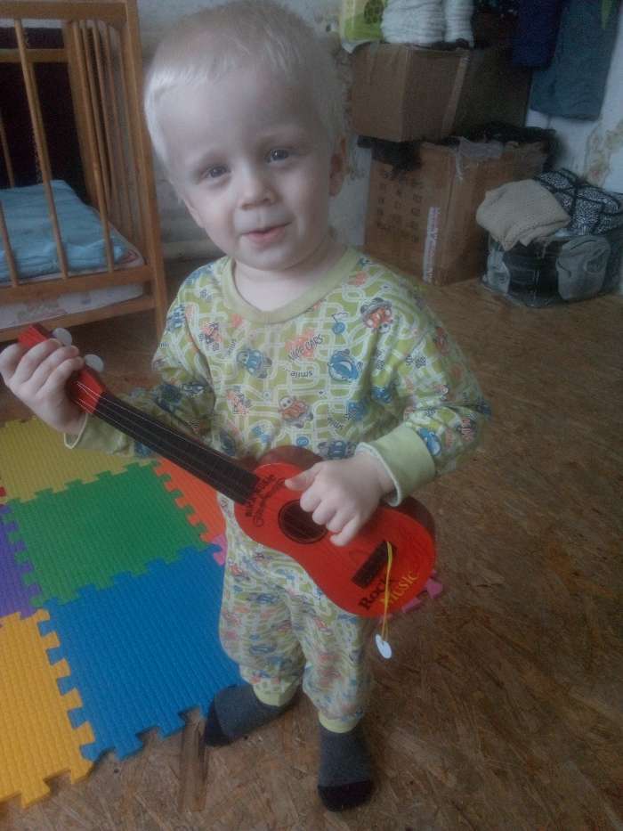 Фотография покупателя товара Детский музыкальный инструмент «Гитара: Классика», цвета МИКС - Фото 2
