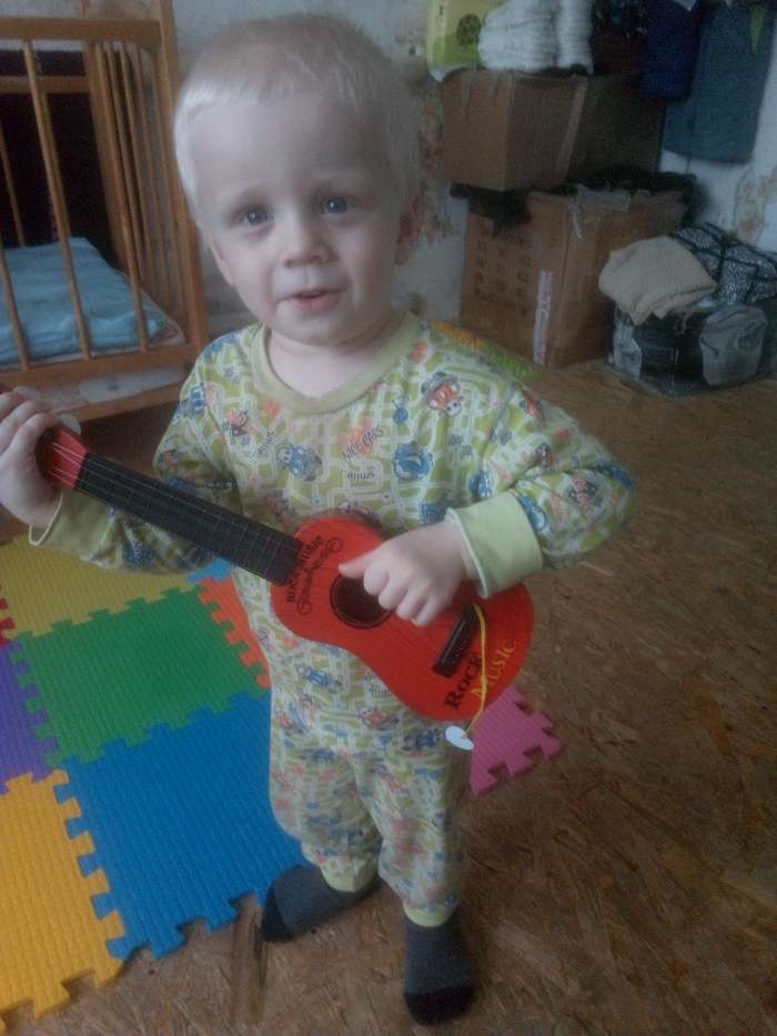 Фотография покупателя товара Детский музыкальный инструмент «Гитара: Классика», цвета МИКС - Фото 3