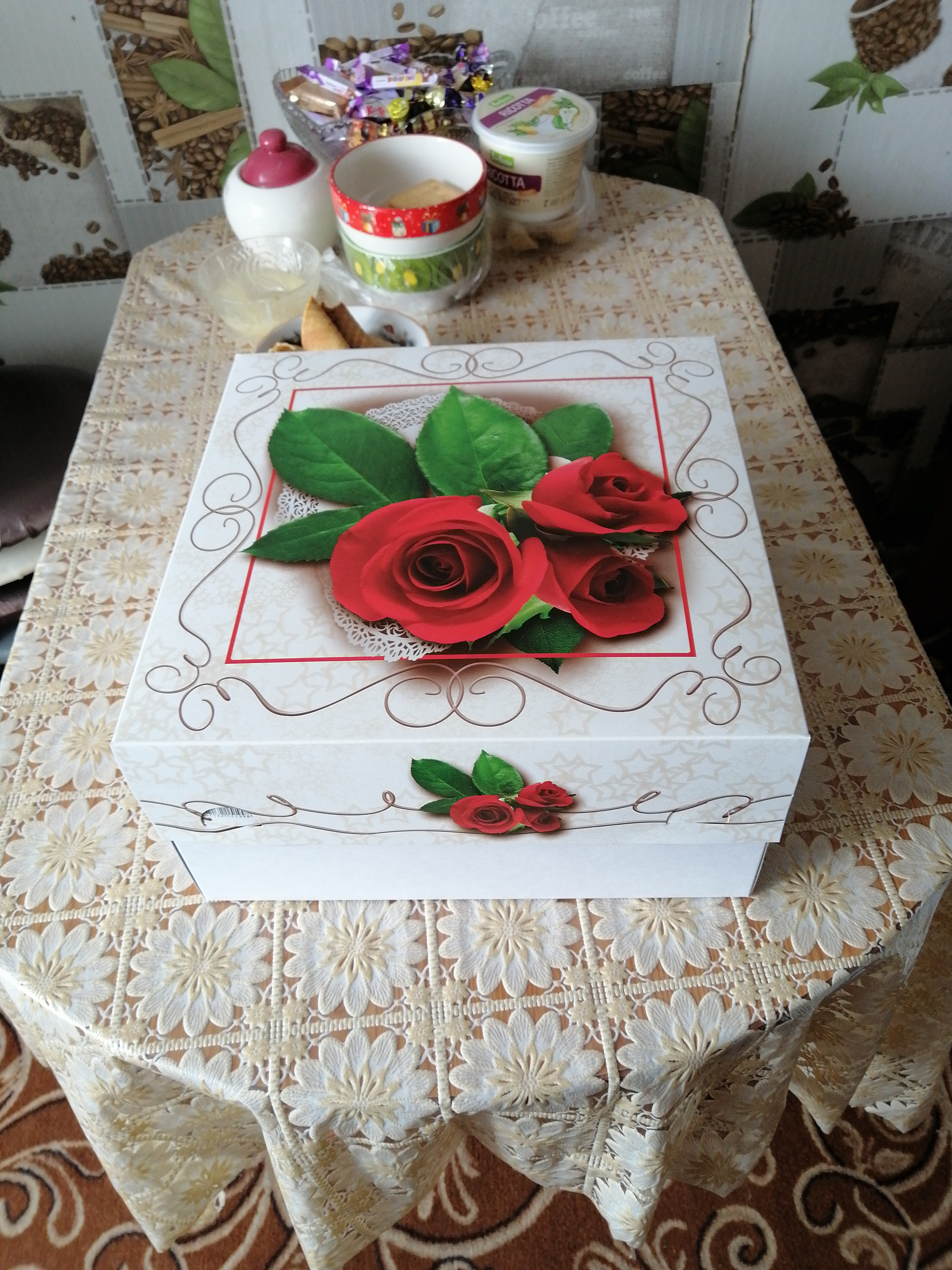Фотография покупателя товара Кондитерская упаковка, короб, "Красные розы" , 30 х 30 см, 2 кг