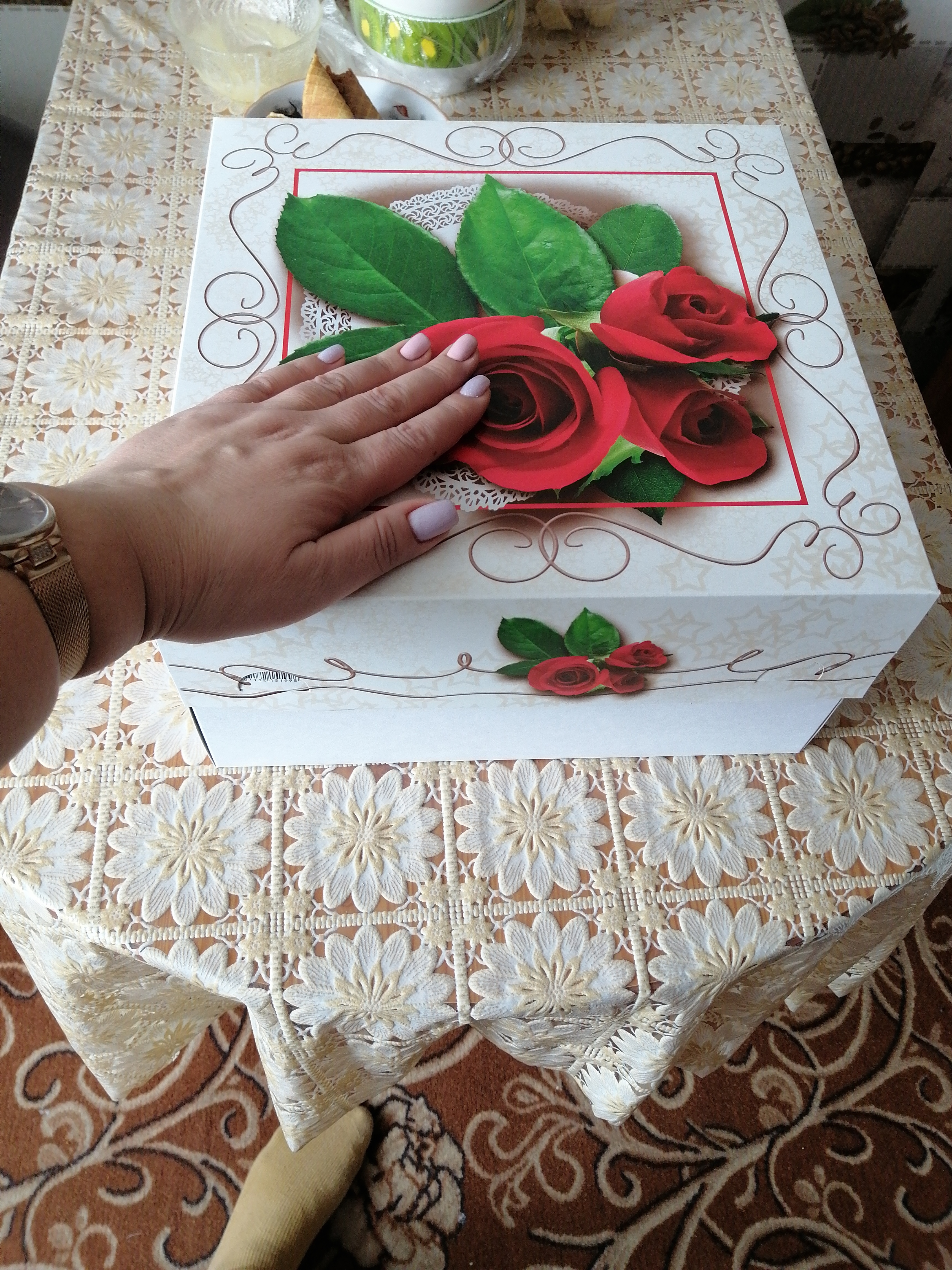Фотография покупателя товара Кондитерская упаковка, короб, "Красные розы" , 30 х 30 см, 2 кг - Фото 6