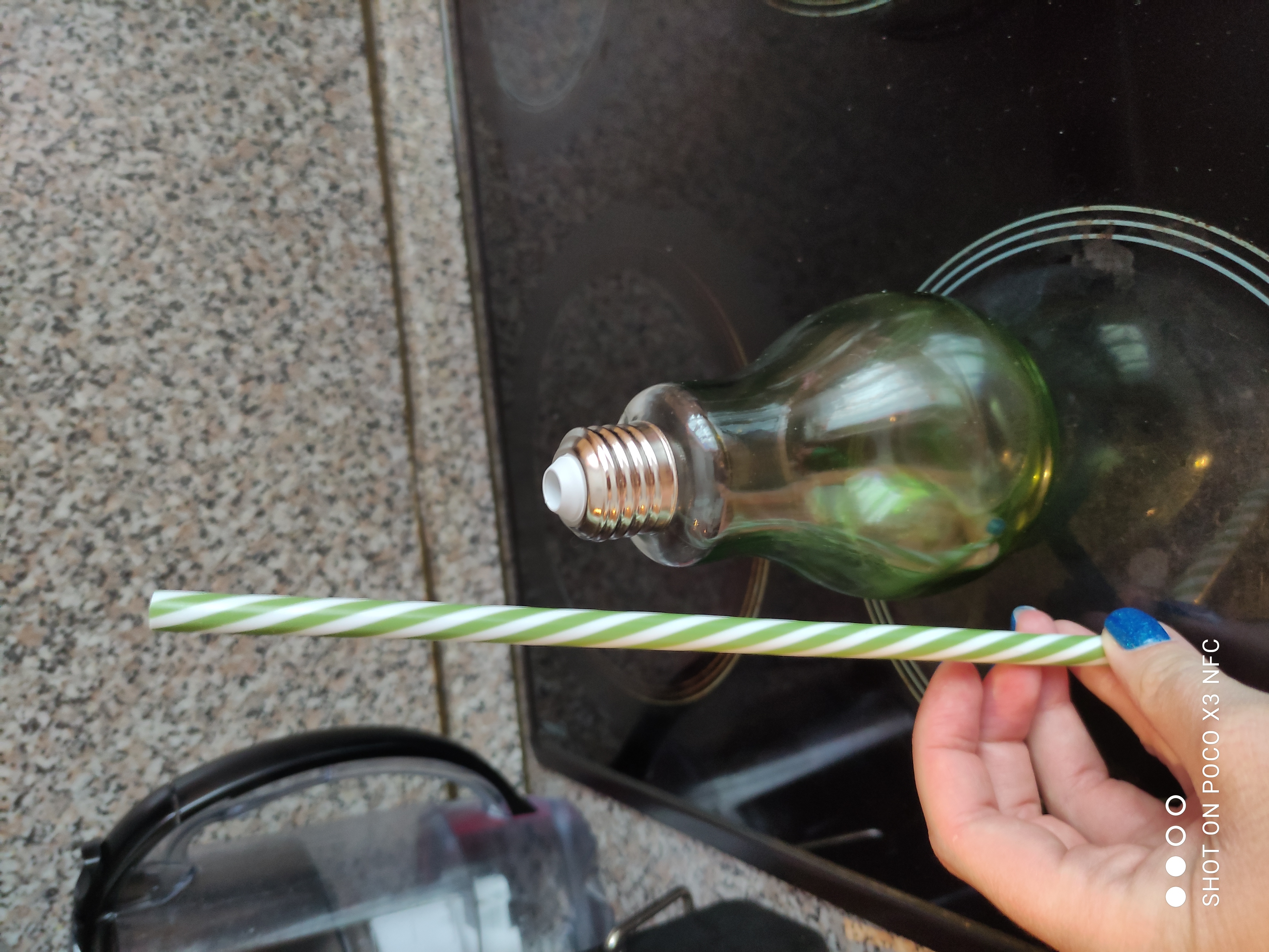 Фотография покупателя товара Бокал стеклянный для коктейля Доляна «Лампочка», 250 мл, с трубочкой, откручивающаяся крышка, цвет МИКС - Фото 1