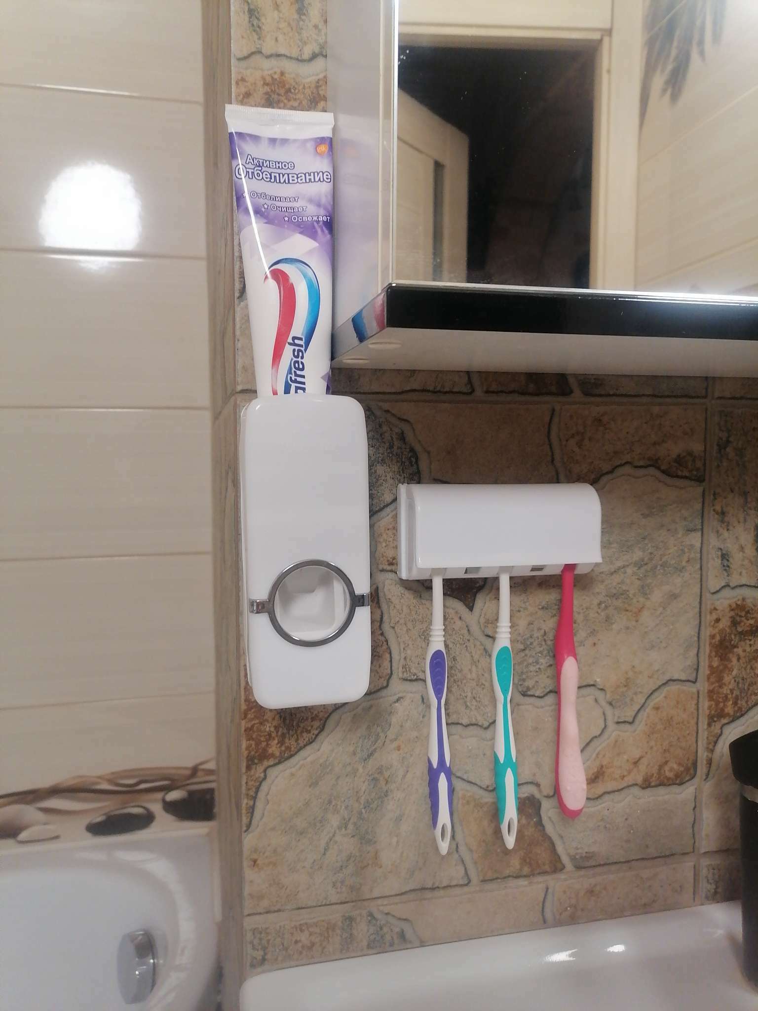 Фотография покупателя товара Держатель для зубных щёток и выдавливатель для зубной пасты, 15,4×6×6 см (для пасты), 11,5×5,5×3,5 см (для щёток), цвет МИКС - Фото 1