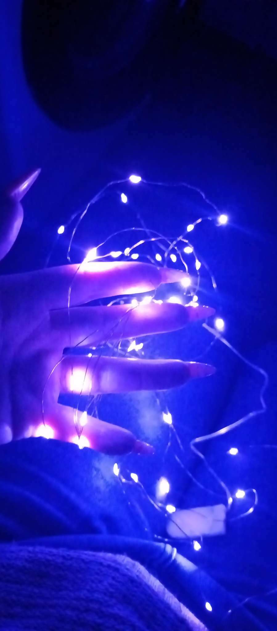 Фотография покупателя товара Гирлянда «Нить» 5 м роса, IP20, серебристая нить, 50 LED, свечение фиолетовое, CR2032х2
