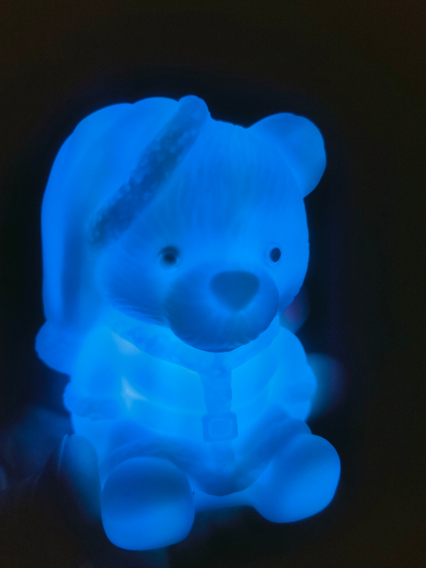 Фотография покупателя товара УЦЕНКА Световой сувенир "Медвежонок в колпаке" светится разными цветами 7х5х4,5 см - Фото 2