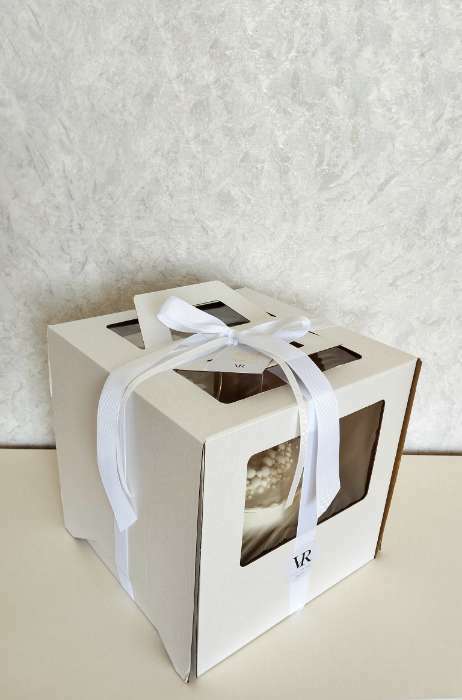Фотография покупателя товара Коробка под торт 2 окна, с ручками, белая, 26 х 26 х 26 см - Фото 1