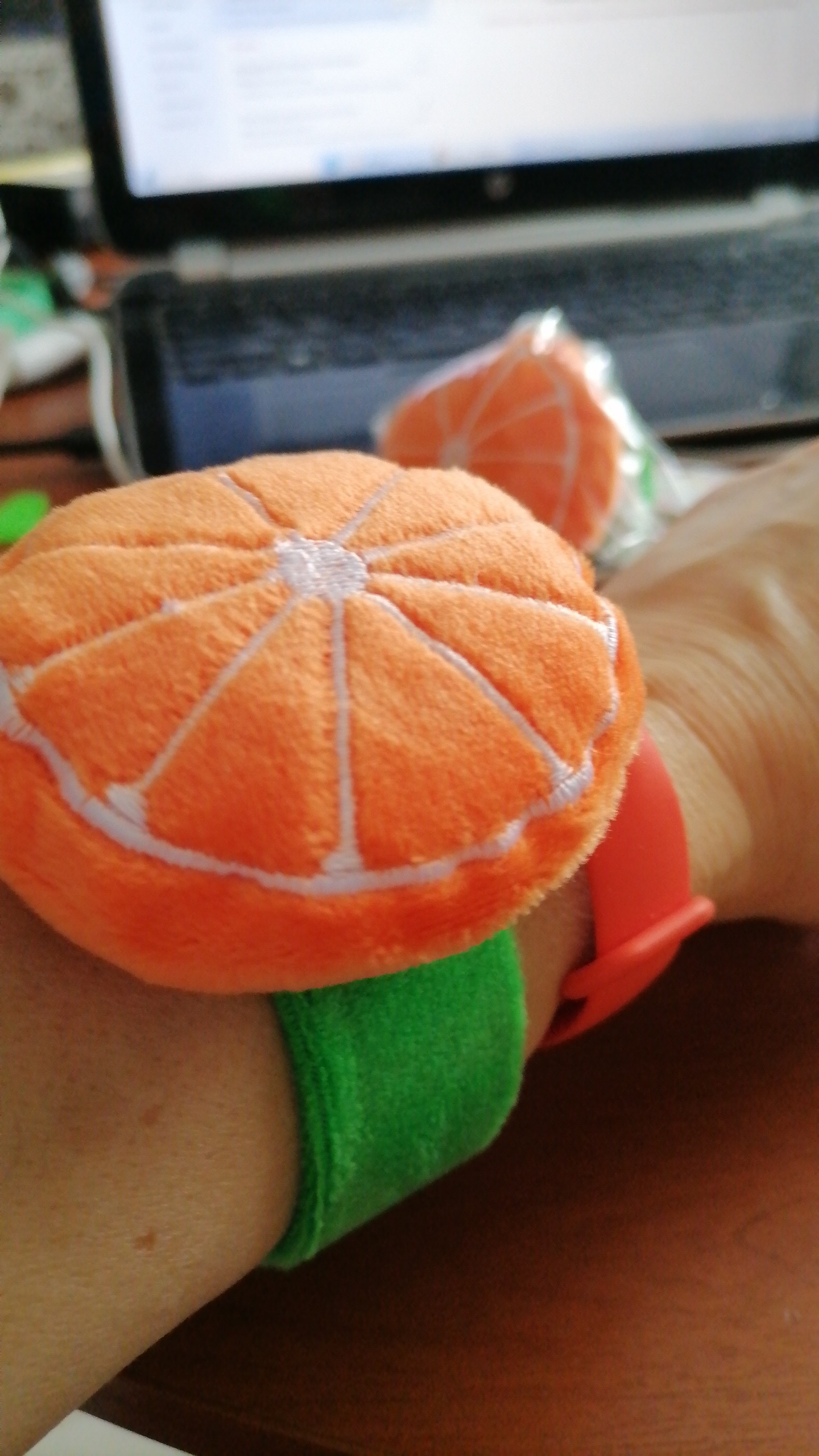Фотография покупателя товара Игольница на браслете «Апельсин», 23 × 7 см, цвет зелёный - Фото 2