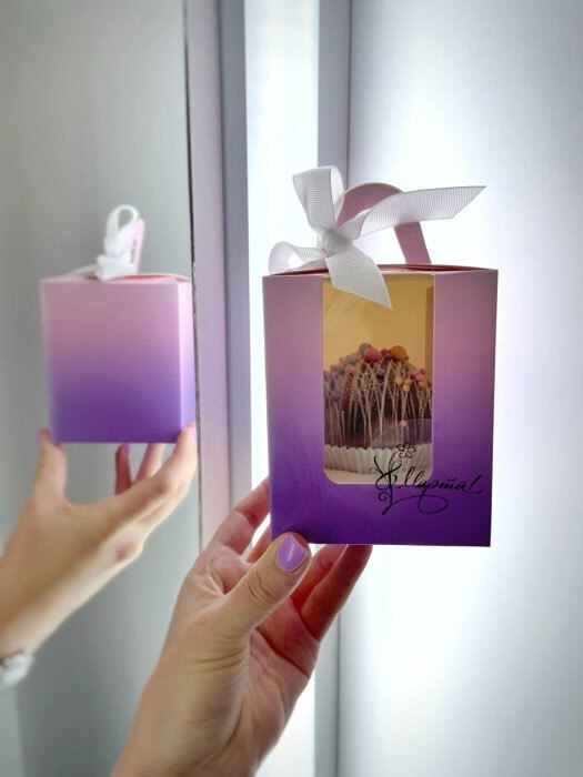 Фотография покупателя товара Коробка под один капкейк, кондитерская упаковка, «Розовый градиент», 9 х 9 х 11 см - Фото 2