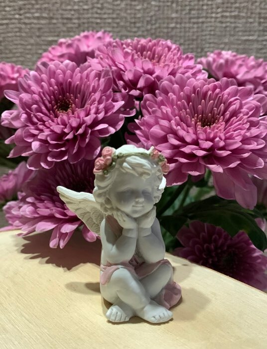 Фотография покупателя товара Сувенир полистоун "Малышка-ангел в платьице в розовом веночке сидит" 5,7х4,5х4,5 см