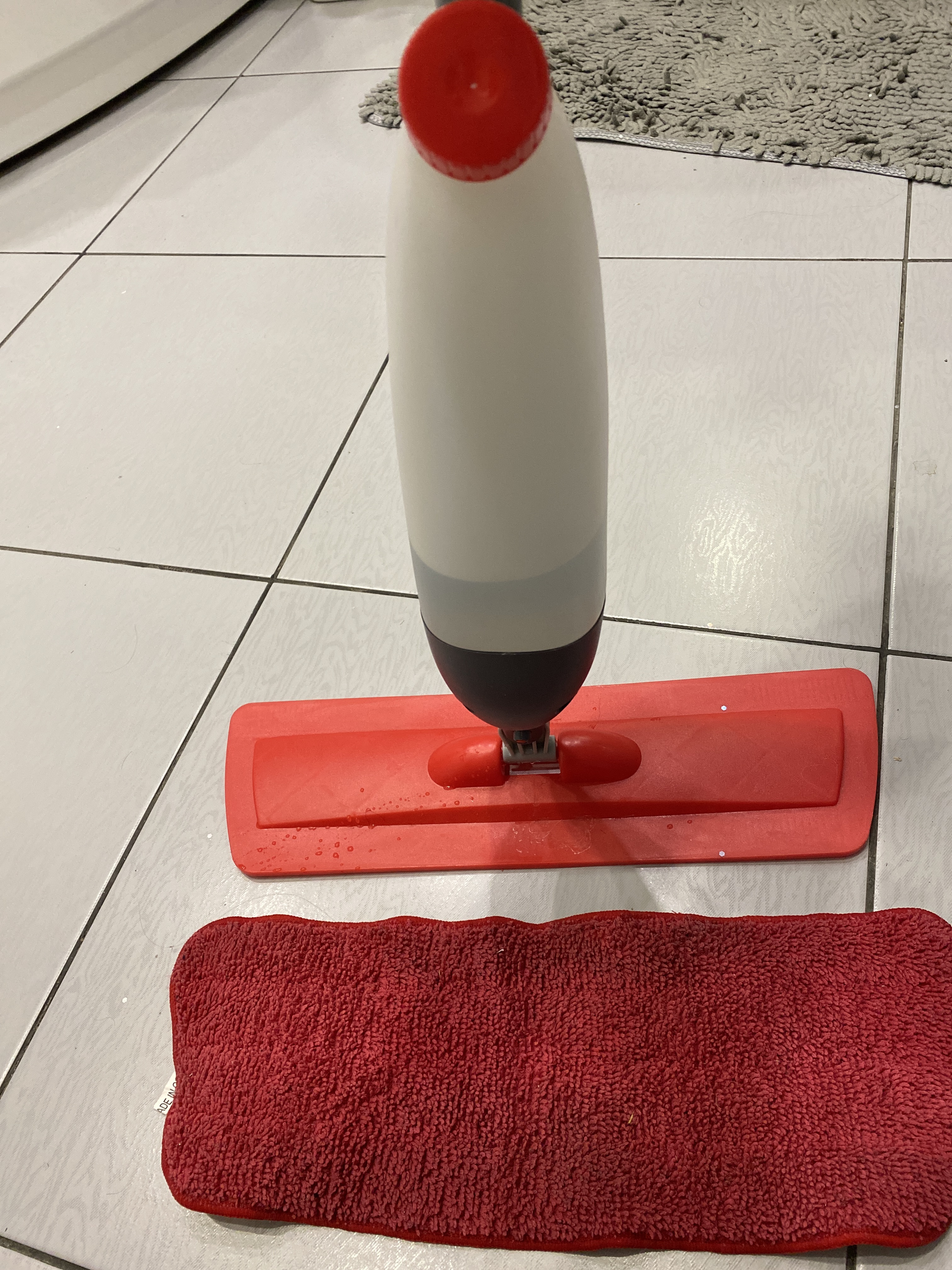 Фотография покупателя товара Швабра для мытья пола с распылителем Доляна, насадка из микрофибры, металлическая ручка, 123×14×42см, цвет МИКС