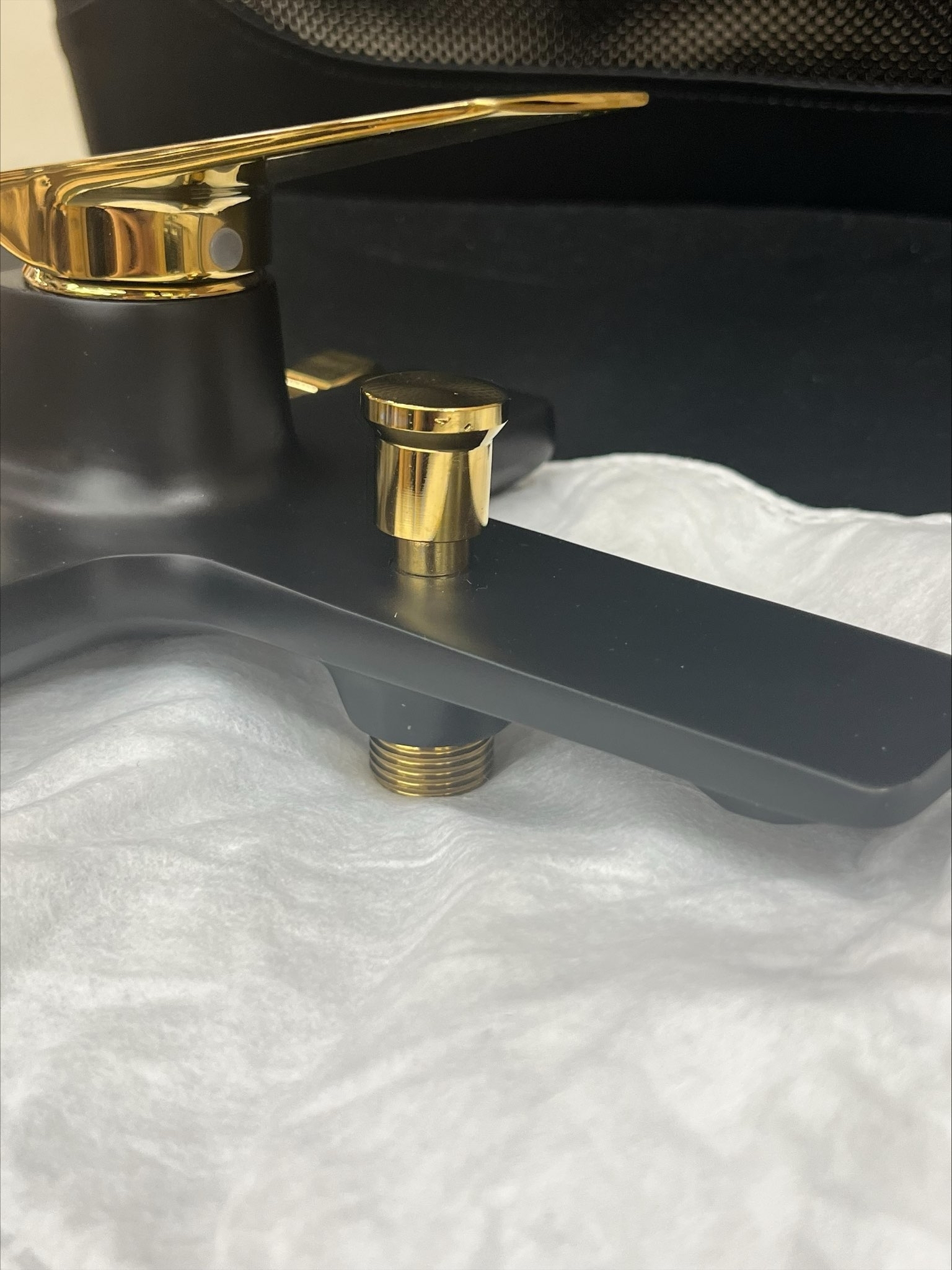 Фотография покупателя товара Смеситель для ванны ZEIN Z3890, однорычажный, лейка 3 режима, шланг, держатель, черный/gold - Фото 2