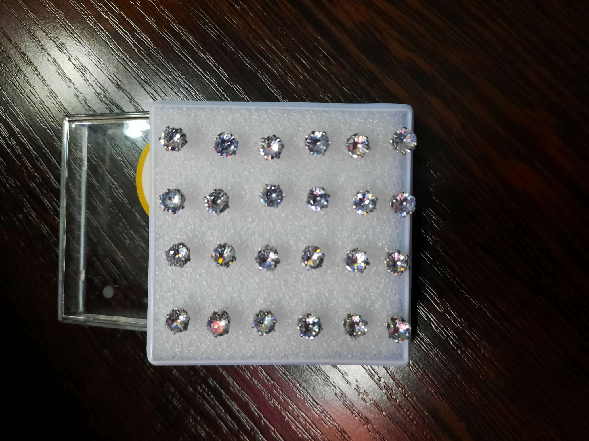 Фотография покупателя товара Пусеты в коробочке набор 12 пар «Гвоздики», цвет белый в серебре