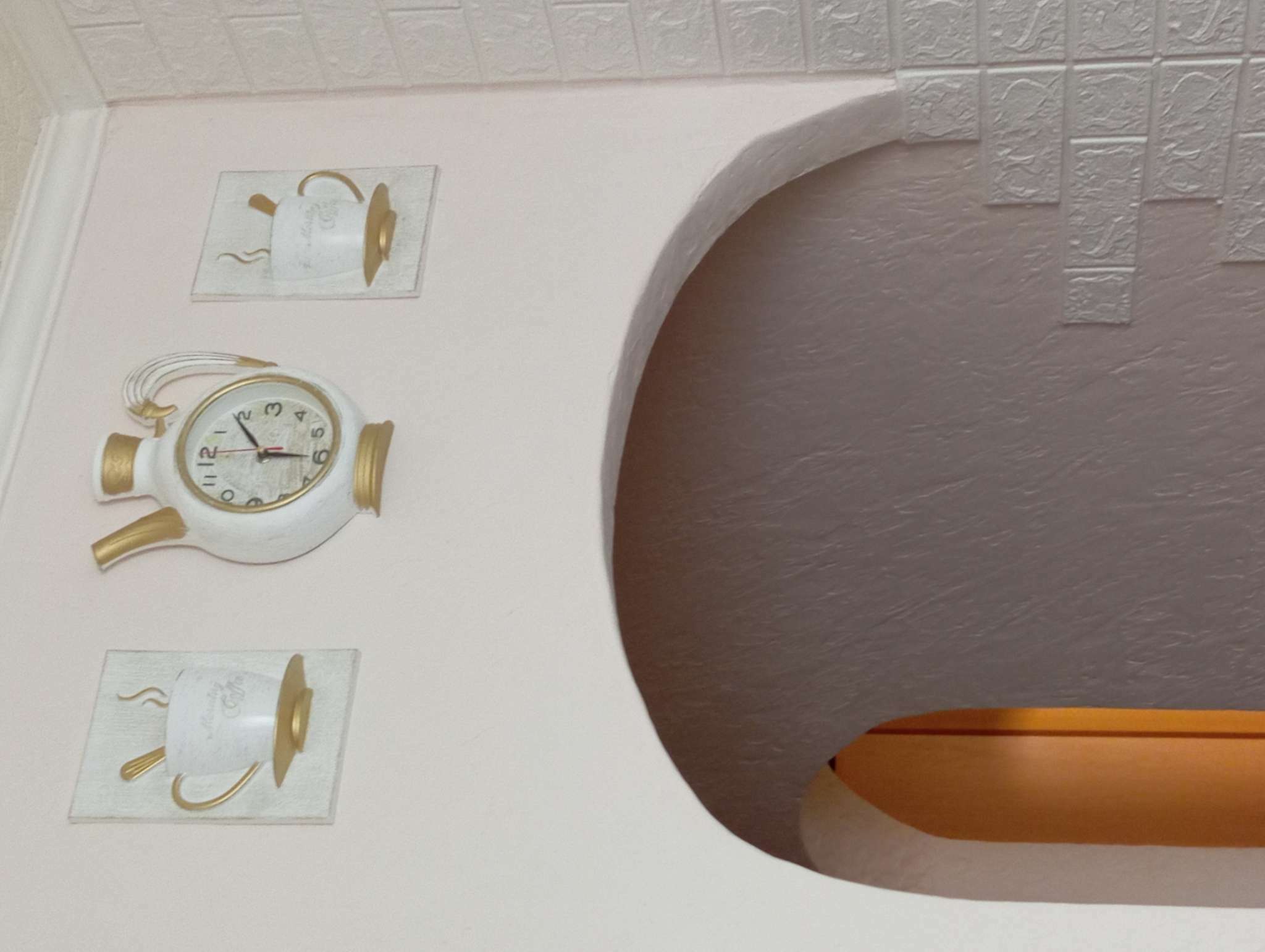 Фотография покупателя товара Часы настенные интерьерные для кухни "Сангино", бесшумные, 26.5 х 24 см, d-13 см, белые, АА