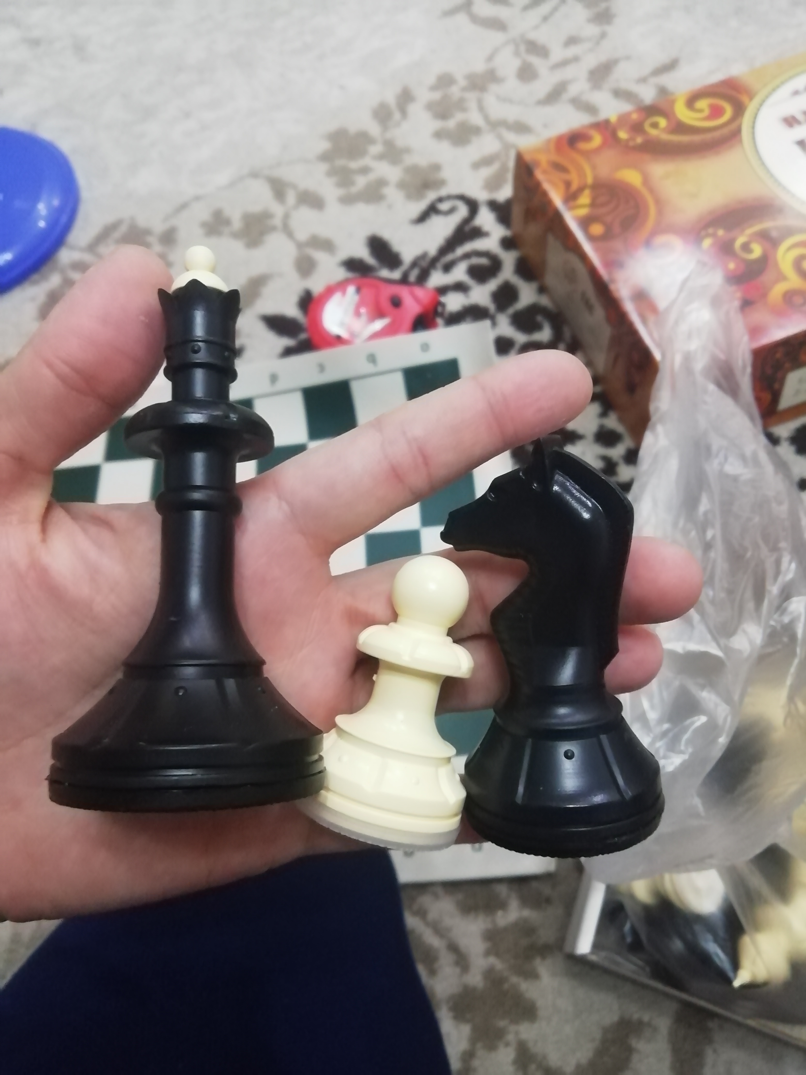 Фотография покупателя товара Шахматы 40х40 см "Русские игры", поле картон, фигуры пластик, король h-10.2, пешка 5 см - Фото 2