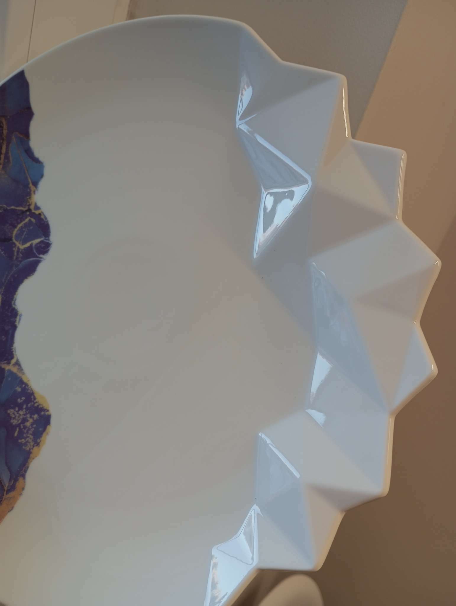Фотография покупателя товара Блюдо керамическое для подачи «Мрамор», бело-синяя, 27 см, цвет белый - Фото 2