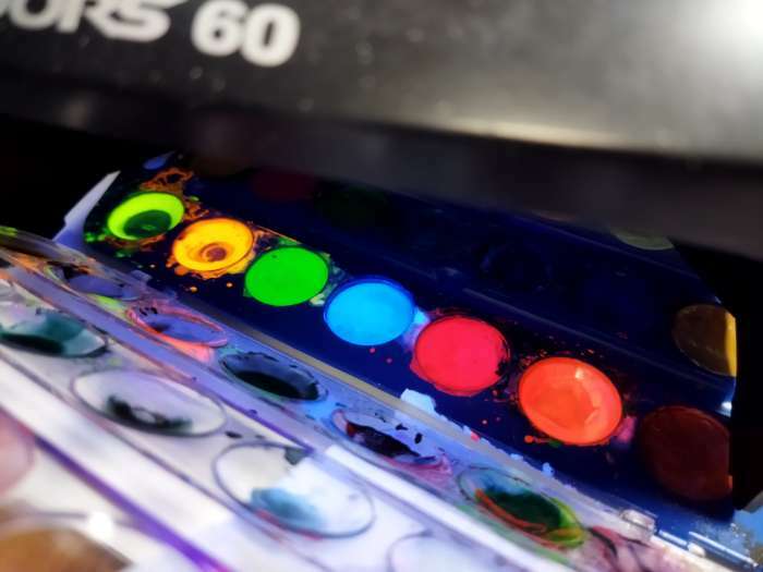 Фотография покупателя товара Акварель медовая 24 цвета, ЗХК "Я - Художник!", (12 основных, 6 перламутровых и 6 флуоресцентных цветов) без кисти, в пластиковой коробке, 227421539 - Фото 2