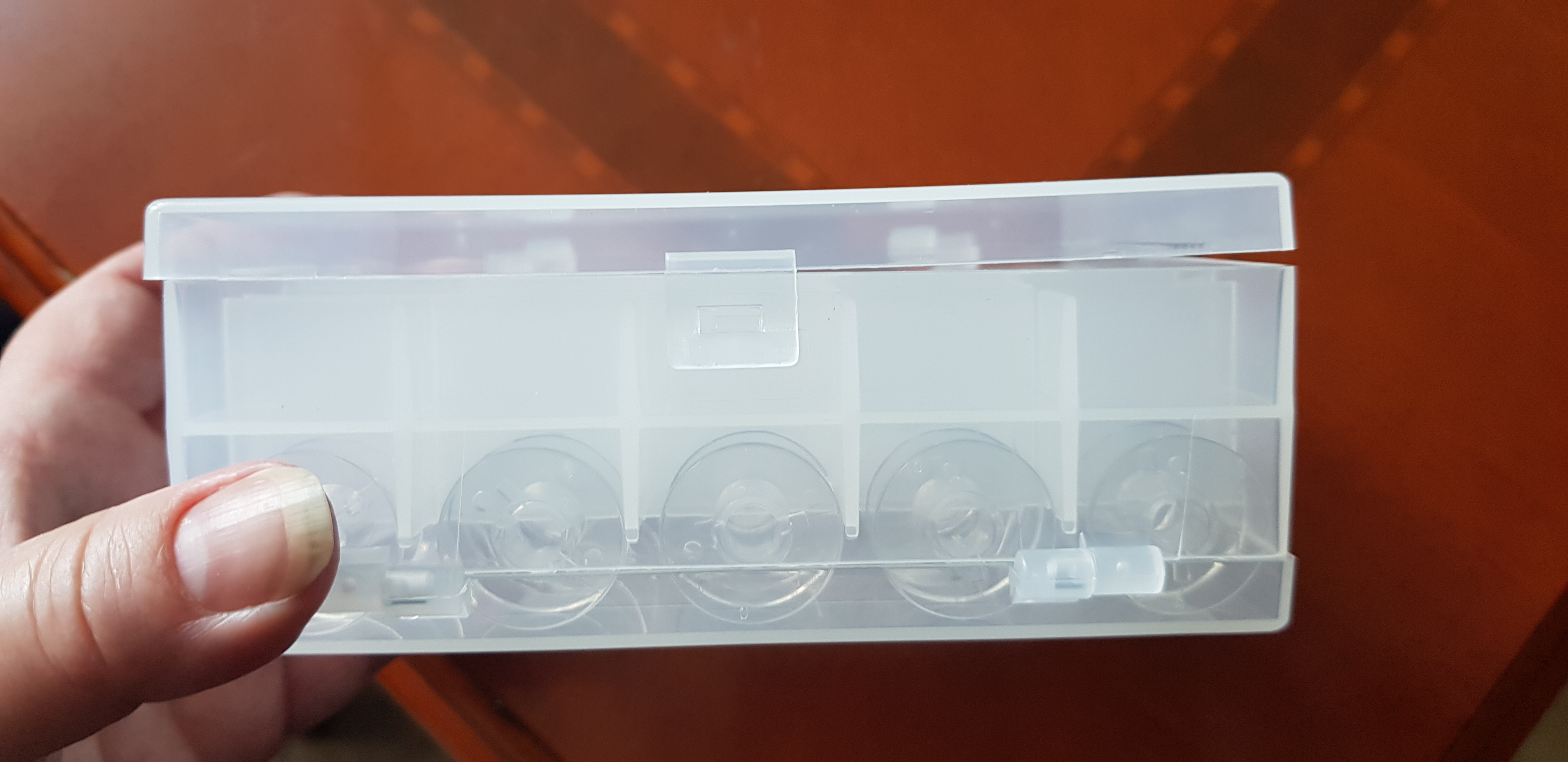 Фотография покупателя товара Набор шпулек в двустороннем органайзере, d = 20 мм, 25 шт, цвет прозрачный - Фото 6
