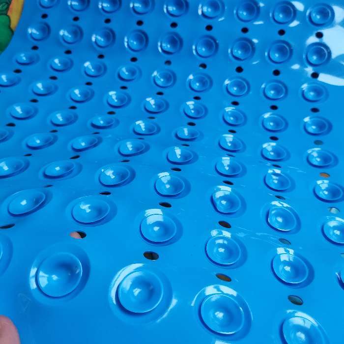 Фотография покупателя товара Коврик противоскользящий СПА в ванну на присосках Доляна «Пузырьки», 37×71 см, цвет МИКС - Фото 2