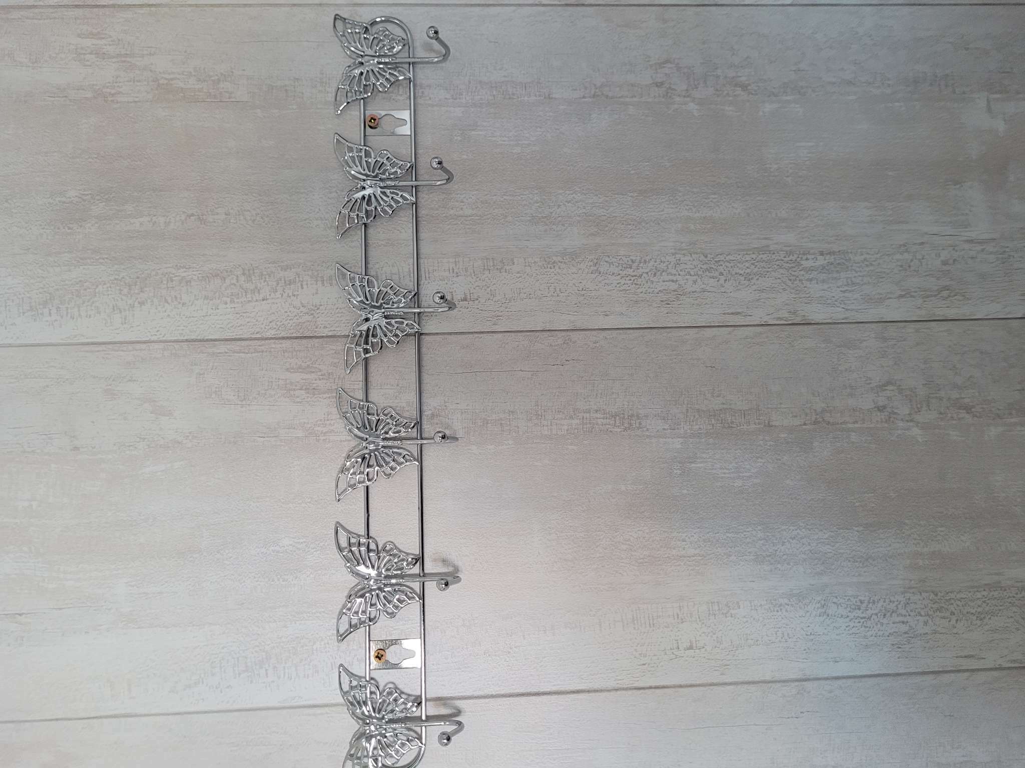 Фотография покупателя товара Вешалка настенная на 6 крючков Доляна «Бабочки», 34,5×3×6,5 см, цвет серебряный - Фото 1