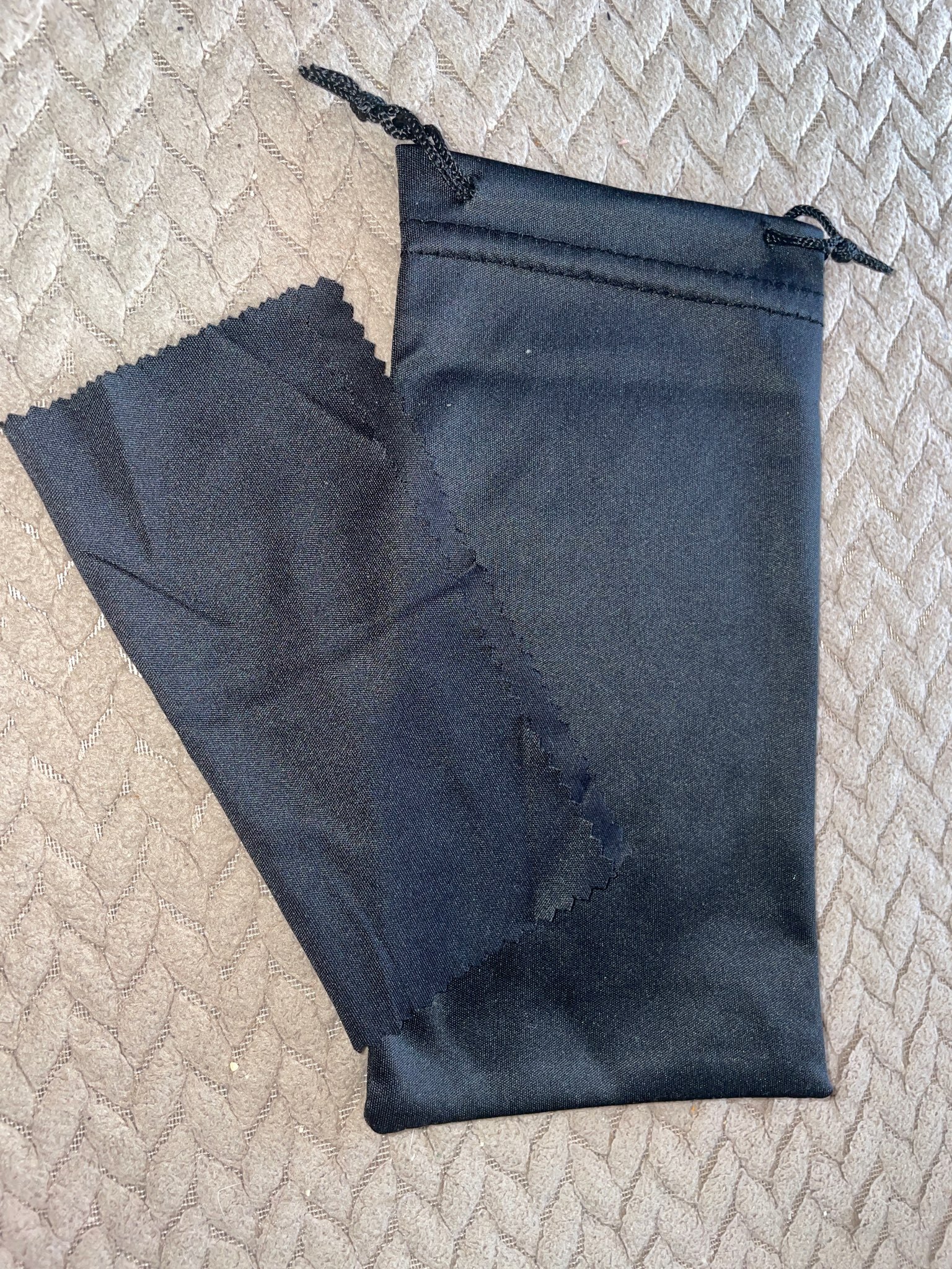 Фотография покупателя товара Чехол для очков на затяжке, плотность 230 г/м², размер 9.2×0.5×17.5 см, чёрный - Фото 3